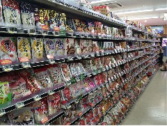 超市貨架有助于超市產(chǎn)品歸類(lèi)擺放